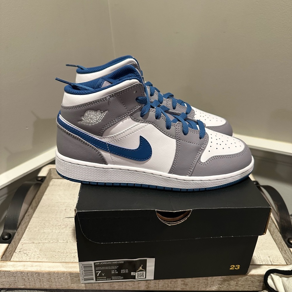 Nike AIR JORDAN 1 MID GS CEMENT GREY/WHITE-TRUE BLUE